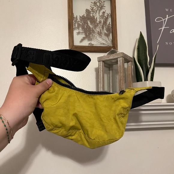 Baggu “Sour” Mini Crescent Bag UO Exclusive Color - Picture 4 of 8